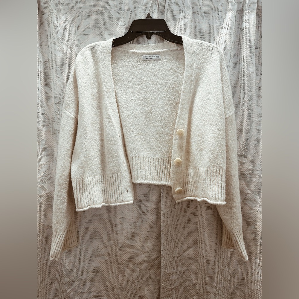 Stradivarius cream cropped sweater | Size Medium